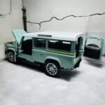 Classic Land Rover Defender 110 1:24 diecast scale model car collectible | Assorted Colors - Image 2