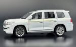 Toyota Land Cruiser LC200 1:24  diecast Scale Model | Assorted Colors - Image 5